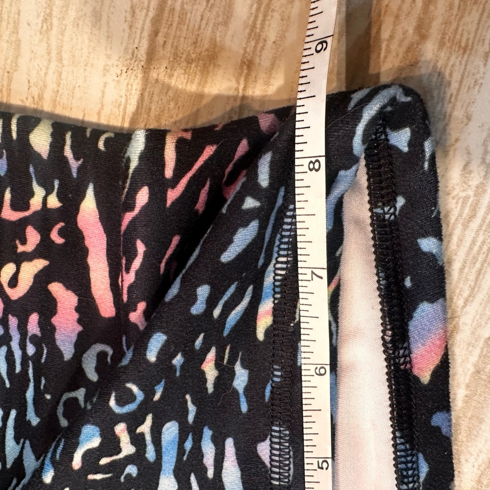 Women's FLEO workout shorts.
Size Small - Picture 5 of 11